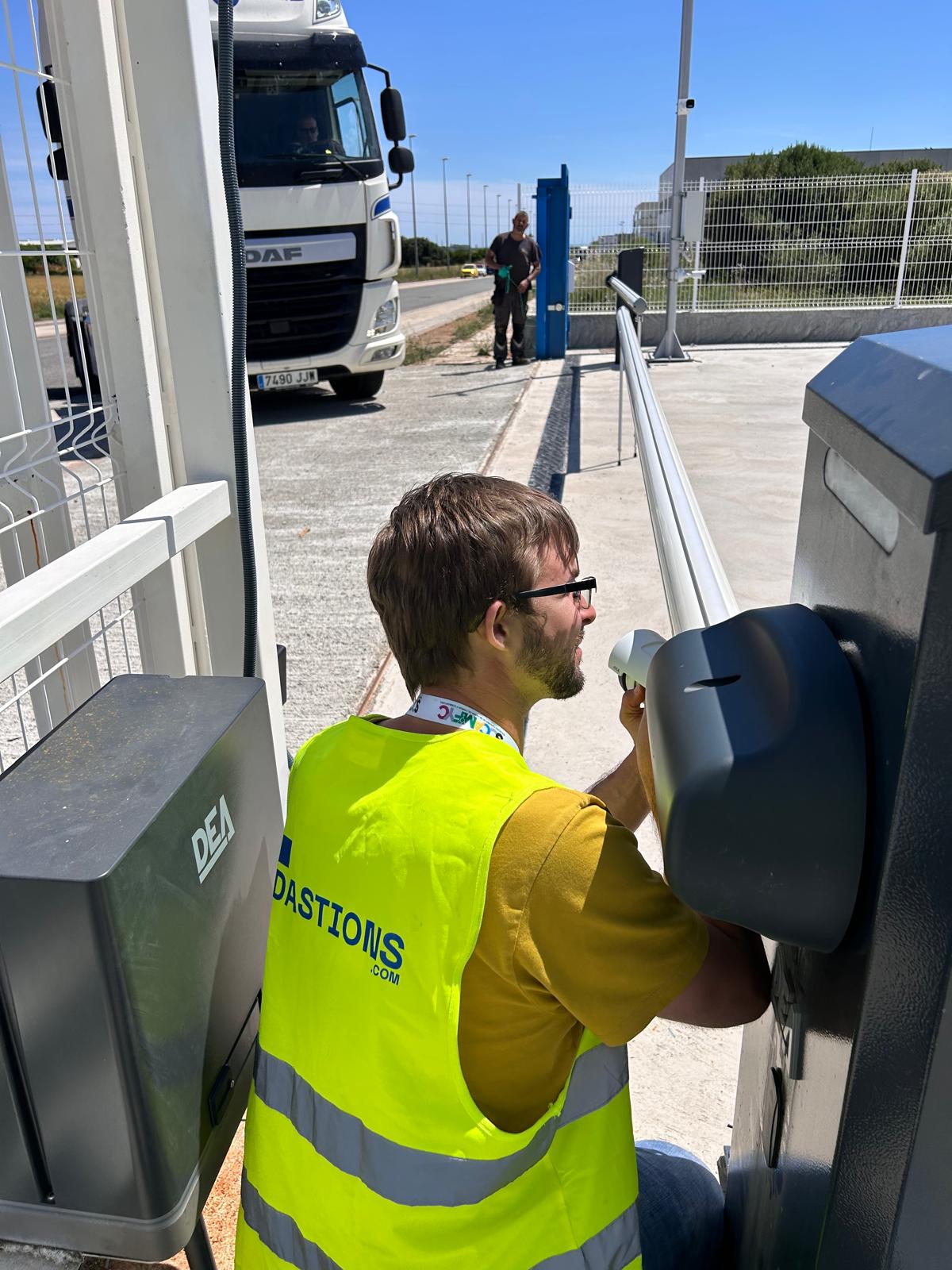 Sistema de control de accesos con lectura de matrículas y barrera automática de Dastions