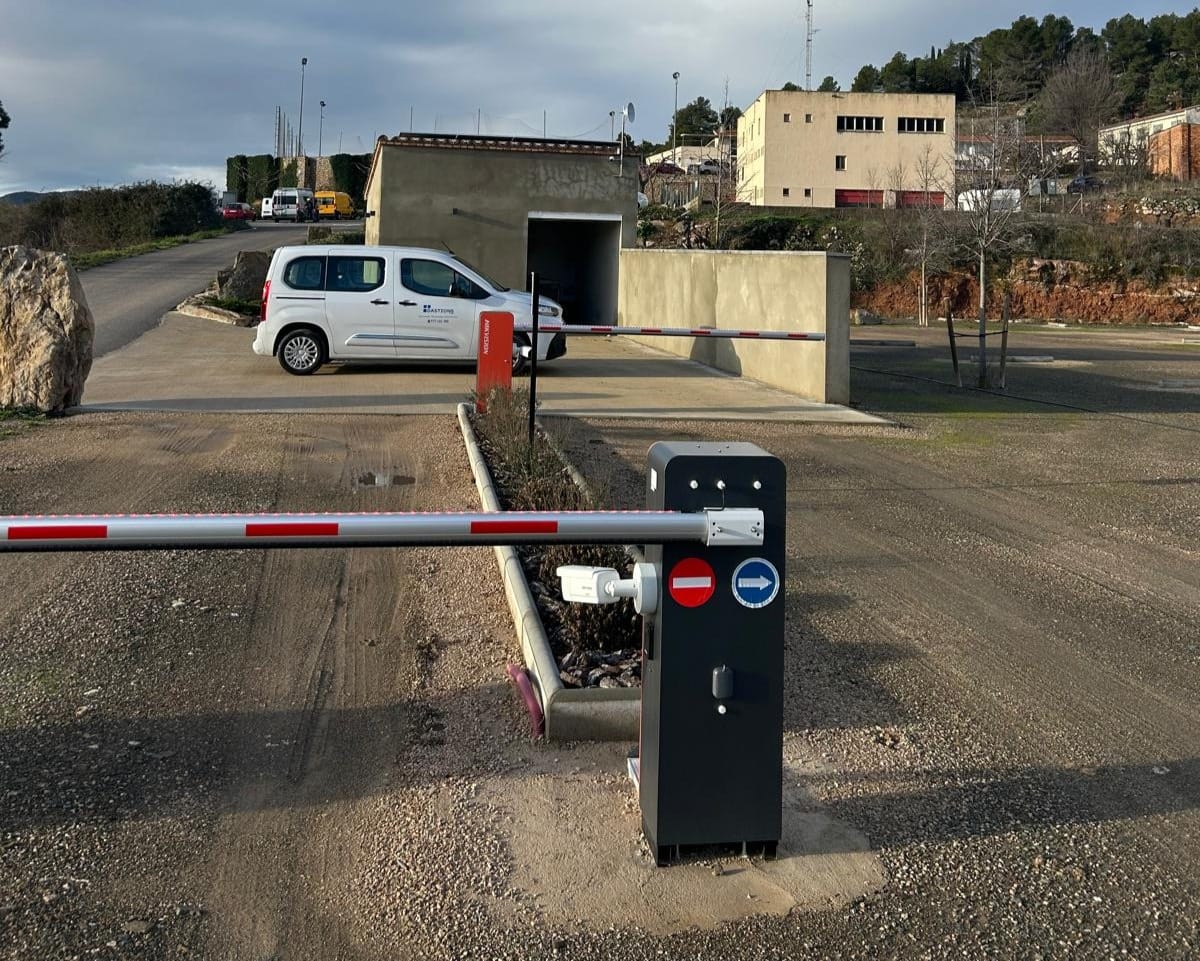 Tótem de control de accesos con lector QR y tarjetas RFID en parking de camiones