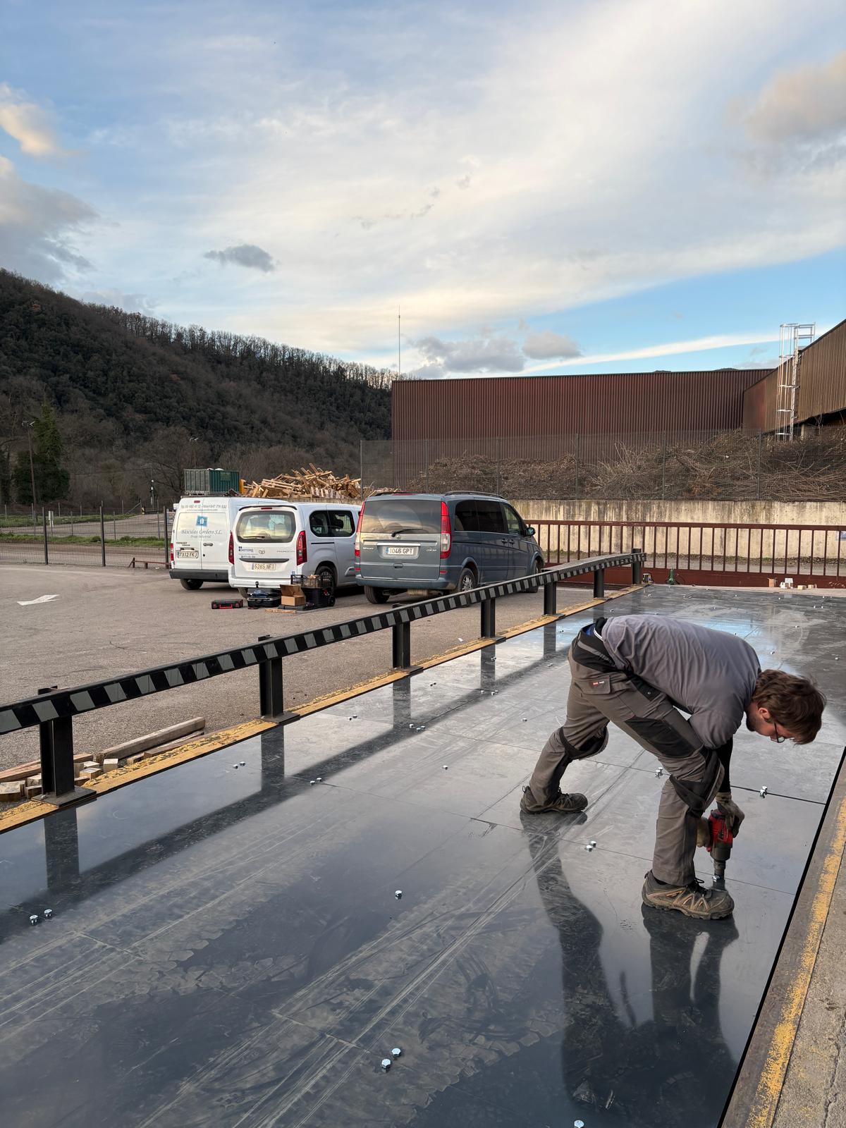 Detalle de una báscula puente de camiones con células de carga