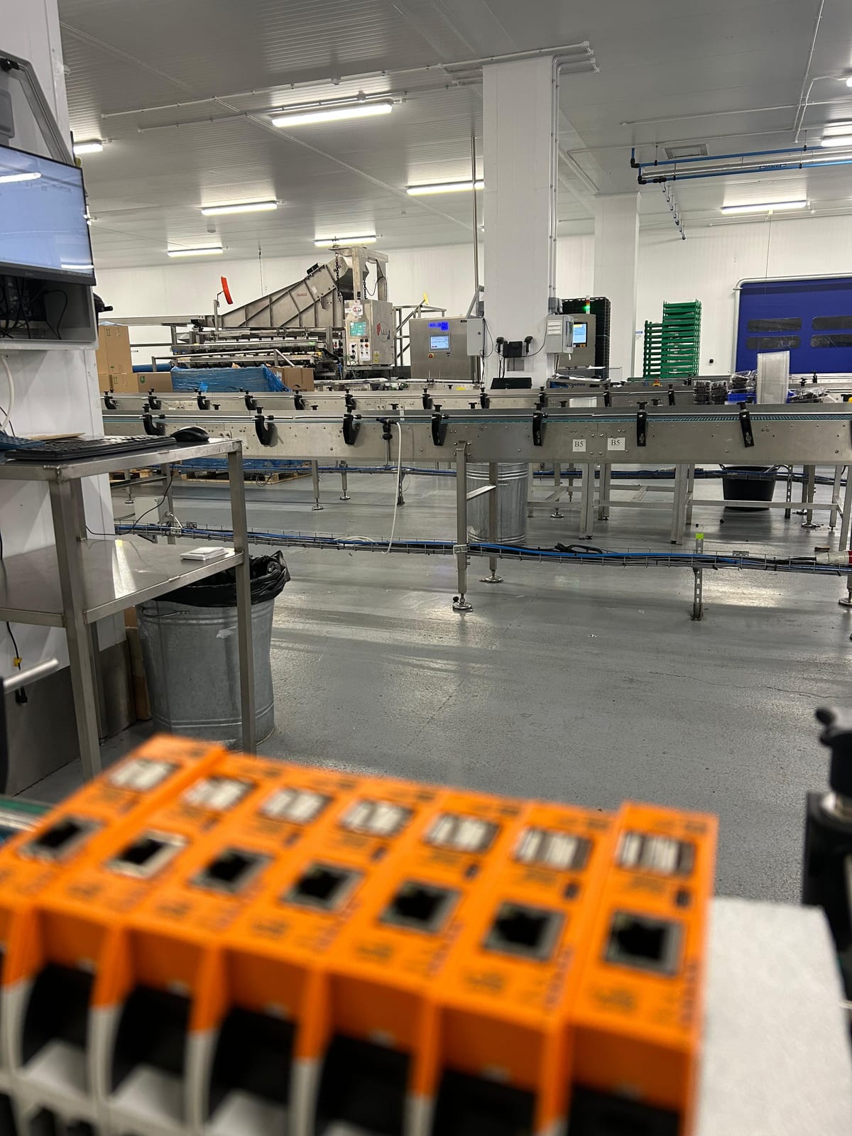 Equipo de Dastions trabajando en una instalación de pesaje industrial